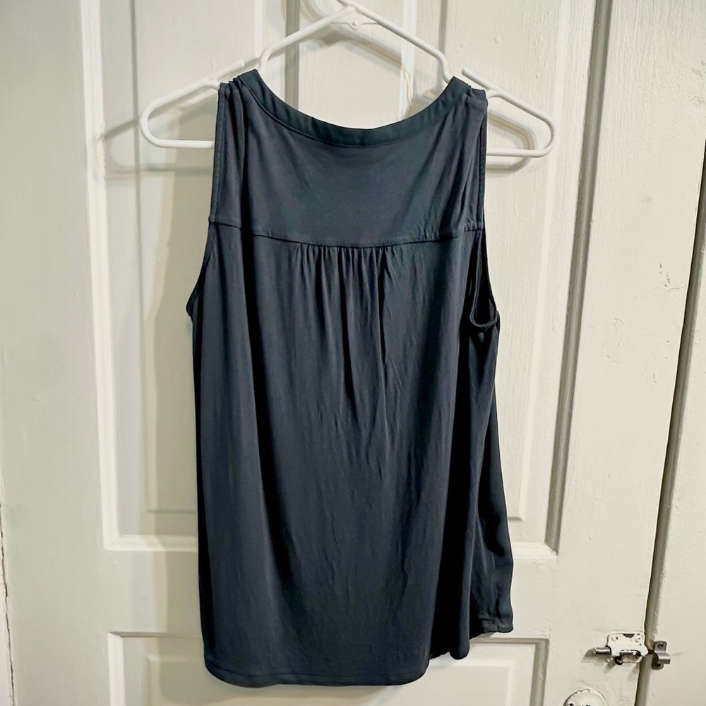 Excellent Condition! LOFT Ruffle Button Mixed-Media Shell (Medium) Coastal Grey - Picture 11 of 11